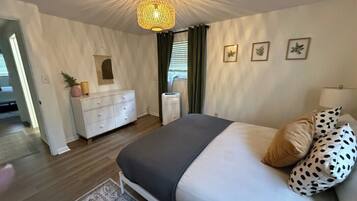 2 bedrooms, desk, iron/ironing board, WiFi