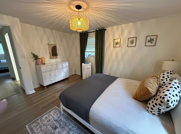 2 habitaciones, escritorio, tabla de planchar con plancha y wifi 