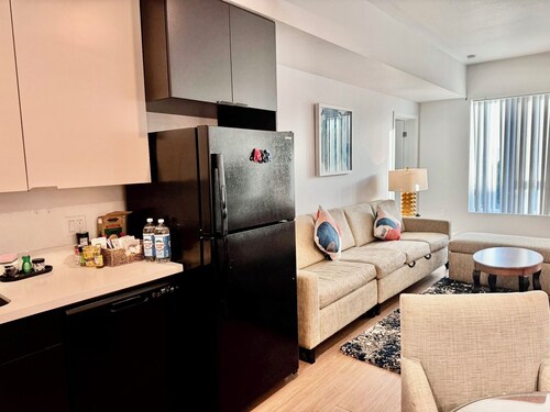 Deluxe 2-Bedroom Stay in the Heart of Los Angeles