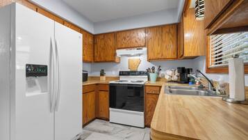 Een magnetron, een oven, een kookplaat, een vaatwasser