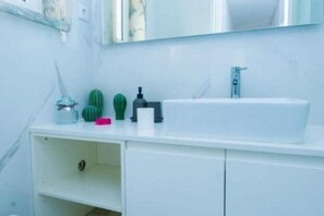 Bruser, hårtørrer, håndklæder, Toiletpapir
