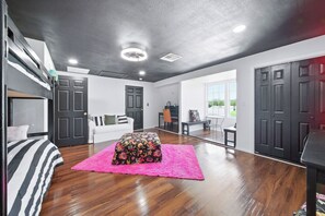 3 bedrooms, desk, iron/ironing board, WiFi