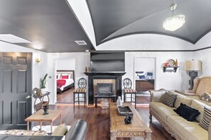 3 bedrooms, desk, iron/ironing board, WiFi - Vincent's Luxury stay- 3-bedroom house in Cedar Park.  Private secluded area. (Cedar Park)