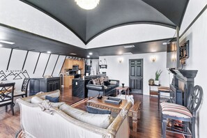 Smart TV - Vincent's Luxury stay- 3-bedroom house in Cedar Park.  Private secluded area. (Cedar Park)