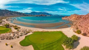 بالقرب من الشاطئ