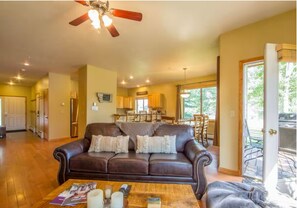 Smart TV, fireplace, DVD player