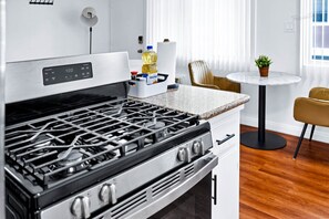 Frigorífico, microondas, horno y placa de cocina