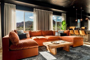 Televisión y chimenea 