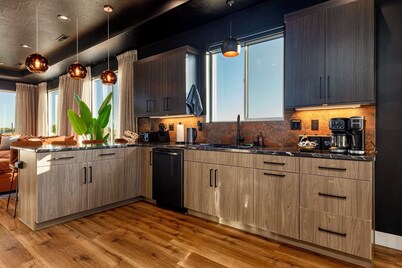 3 br Villa in Kanab with Game Room, Hot Tub, Dinosaurs & VIEWS!