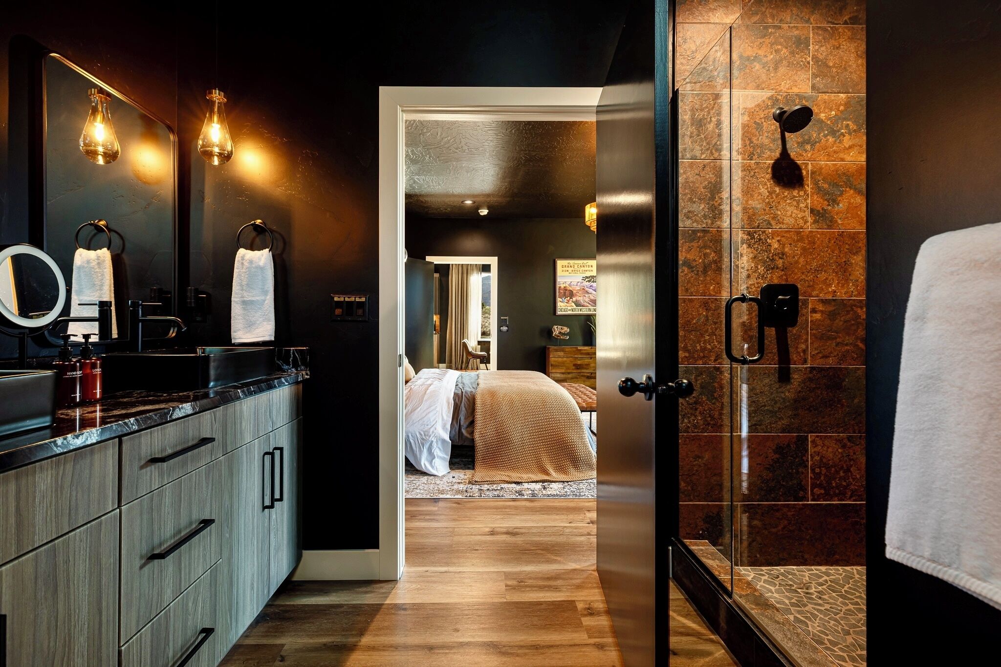 3 habitaciones, tabla de planchar con plancha, wifi y ropa de cama 