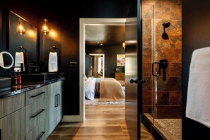 3 habitaciones, tabla de planchar con plancha, wifi y ropa de cama 