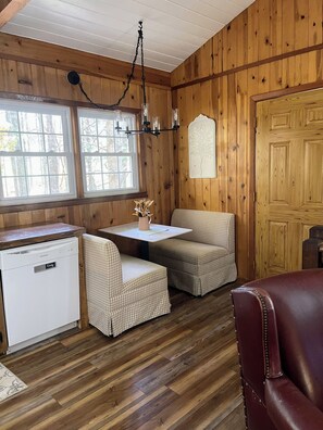 تلفزيون ذكي، مدفأة، كُتُب