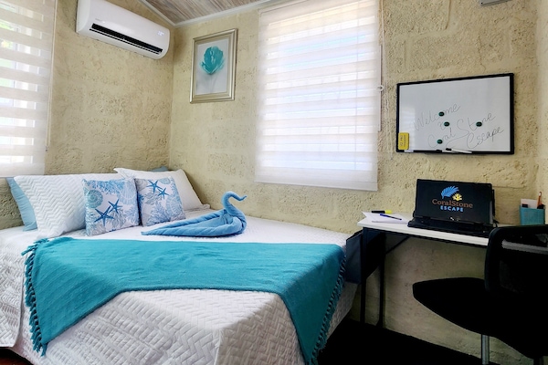 2 soveværelser, pengeskab på værelset, skrivebord, strygejern/strygebræt