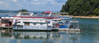 Houseboat for a great Getaway weekend... on 29,000-acre Lake Cherokee