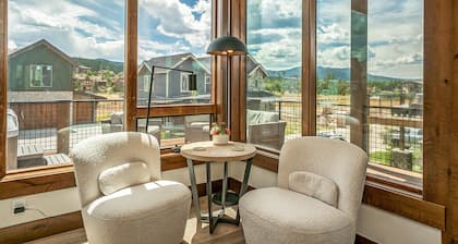Spacious 4-Bedroom Retreat in Fraser - Perfect for Families and Groups!