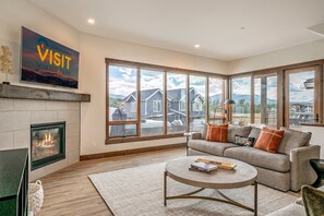 Smart TV, fireplace