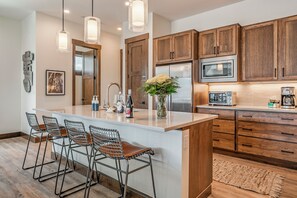 Refrigerador, microondas, horno, placa de cocina