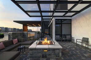 A rooftop terrace with a fire pit, outdoor seating, and a view of the cityscape. - Springhill Suites By Marriott Abilene (Abilene)