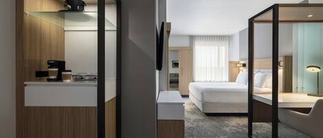 Suite, 1 cama King size | Área de sala de estar | Televisión de pantalla plana, Netflix, Hulu y servicios de streaming