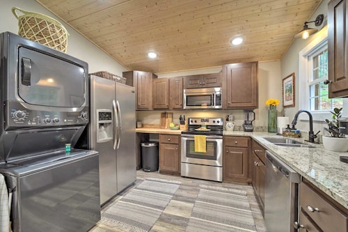 Cozy Mountainside Studio Nestled in the Trees