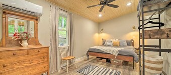 Cozy Mountainside Studio Nestled in the Trees