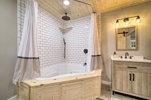 Jetted bath, hair dryer, towels, soap - Cozy Mountainside Studio Nestled in the Trees (Sylva)