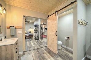 Jetted bath, hair dryer, towels, soap - Cozy Mountainside Studio Nestled in the Trees (Sylva)