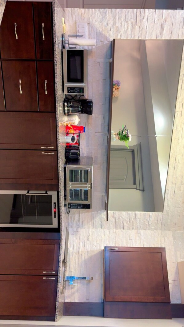 Een microgolfoven, een oven