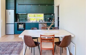 Fridge, microwave, oven, stovetop - Stunning home in åstenäs with WiFi (Åstenäs)