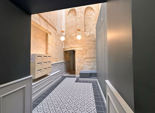 Modern apartment with Bordeaux charm in city center
