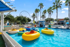 Una piscina cubierta
