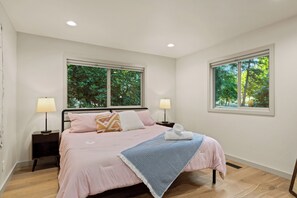 5 bedrooms, iron/ironing board, WiFi, bed sheets - King Beds/River/Hot Tub/Pool/BBQ/Full Kitchen/New! (Grants Pass)