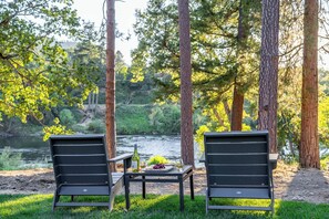 Property grounds - King Beds/River/Hot Tub/Pool/BBQ/Full Kitchen/New! (Grants Pass)