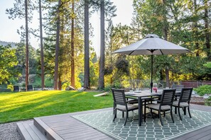 Outdoor dining - King Beds/River/Hot Tub/Pool/BBQ/Full Kitchen/New! (Grants Pass)