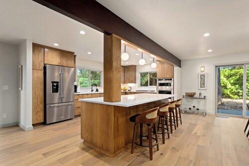 King Beds/River/Hot Tub/Pool/BBQ/Full Kitchen/New!