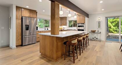 King Beds/River/Hot Tub/Pool/BBQ/Full Kitchen/New!