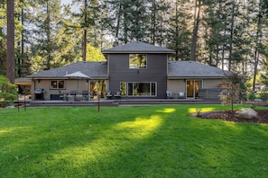 Exterior - King Beds/River/Hot Tub/Pool/BBQ/Full Kitchen/New! (Grants Pass)