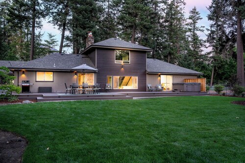 King Beds/River/Hot Tub/Pool/BBQ/Full Kitchen/New!