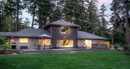 King Beds/River/Hot Tub/Pool/BBQ/Full Kitchen/New!