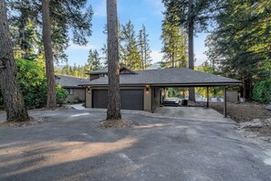 Exterior - King Beds/River/Hot Tub/Pool/BBQ/Full Kitchen/New! (Grants Pass)