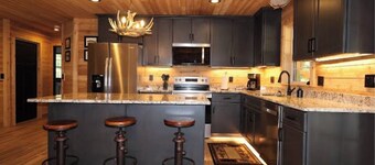 Charming 4-bedroom cabin with fitness room and AC in Imperial