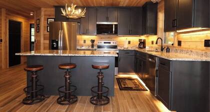 Charming 4-bedroom cabin with fitness room and AC in Imperial