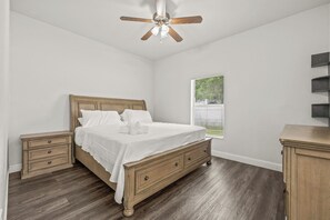 3 chambres, fer et planche à repasser, Wi-Fi, draps fournis