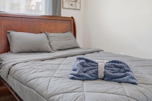 3 bedrooms, iron/ironing board, WiFi, bed sheets - Welcome to The Chelsea Inn! This cozy, modern 3BR/2BA home is designed for all! (Tampa)