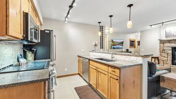 Réfrigérateur, micro-ondes, four, plaque de cuisson