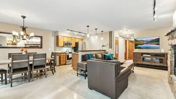 Televisión y chimenea