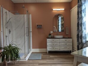Een douche, een haardroger, handdoeken, zeep