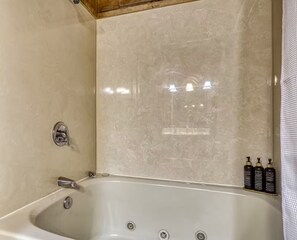 Baignoire à remous, serviettes fournies, savon, papier de toilette