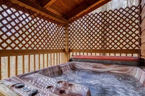 Outdoor spa tub - Tranquility - Hot-Tub, Fireplace (Pigeon Forge)