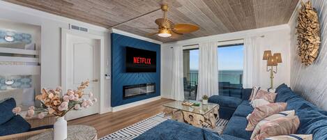 TV connectée, livres, chaîne hi-fi